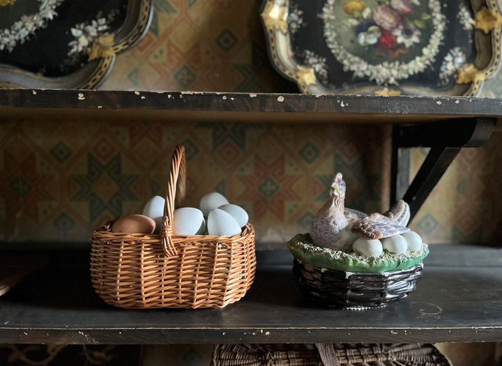 Korg med ägg och ägghöna inne på Nääs slott