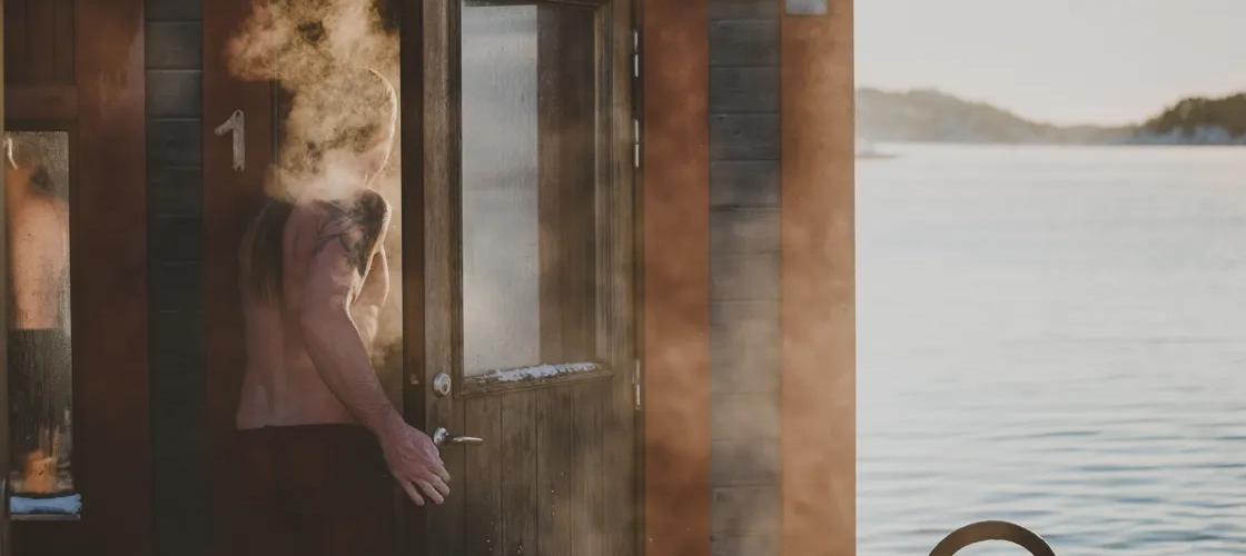 Bastubad i vinter vid kallbadhuset