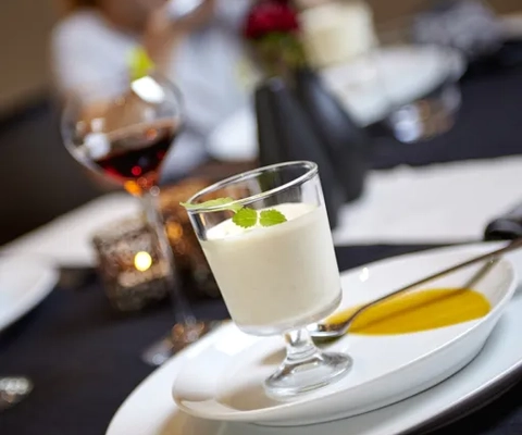 Ett uppdukat bord med tallrikar och glas.