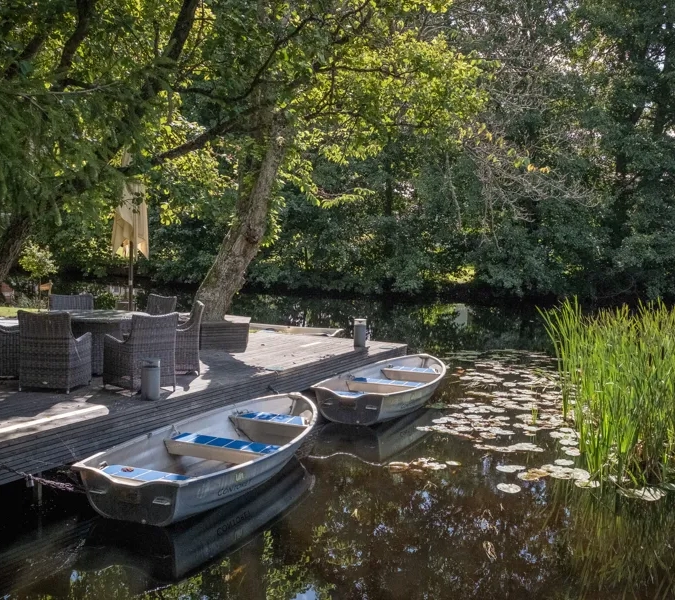 Roddbåtar på vattnet vid VinContoret