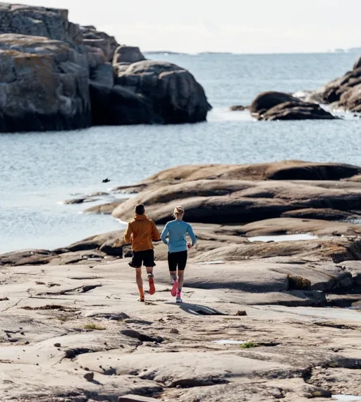 Traillöpare som springer på klippor i Bohuslän.