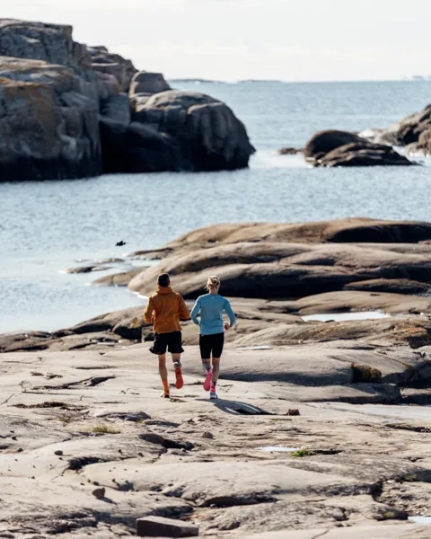 Traillöpare som springer på klippor i Bohuslän.