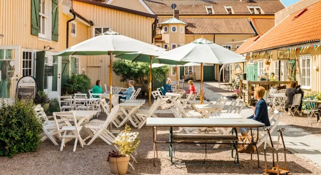 Grupp av människor som sitter på en uteservering.