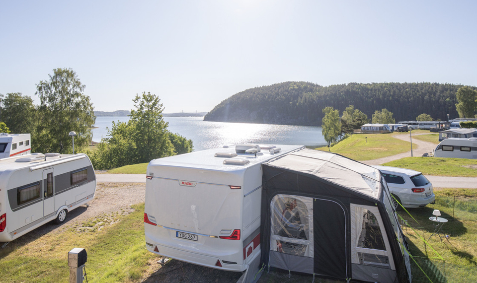 Husvagnar med vacker havsutsikt på Hafsten Resort & Camping