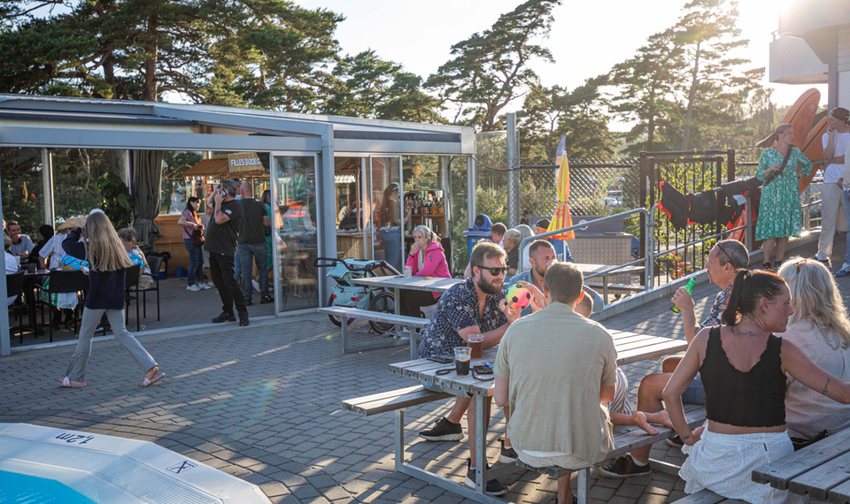 Gäster på utomhusserveringen på Hafsten Resort & Camping