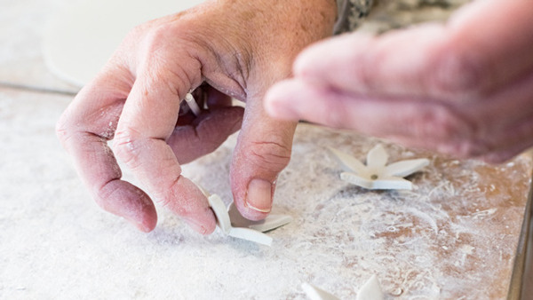 Skapa smycken i keramik