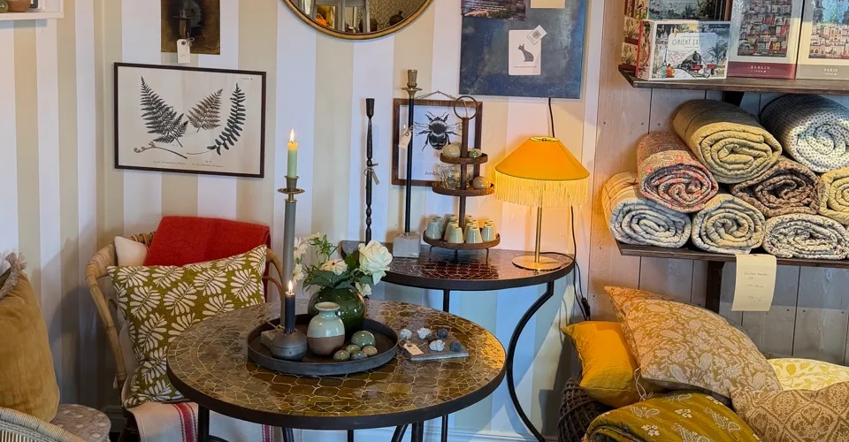 Ett rum fyllt med möbler och tavlor på väggen.