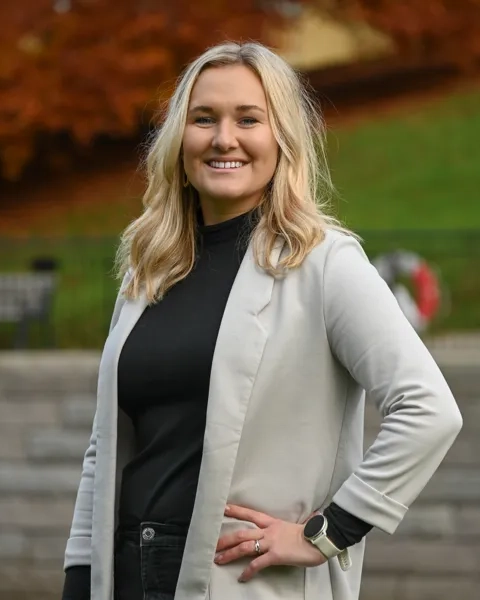 Kvinna i beige kavaj 