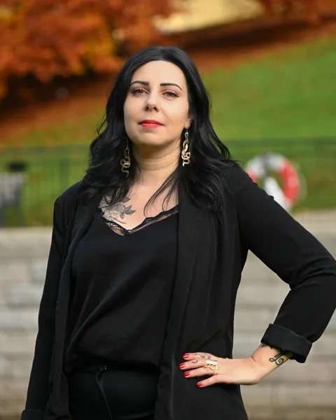 Kvinna i svart kavaj 