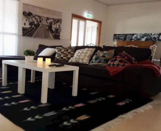 Ett vardagsrum med en soffa och ett bord.