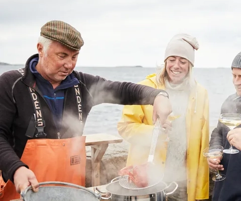 Hummerkok med vännerna på kajen.