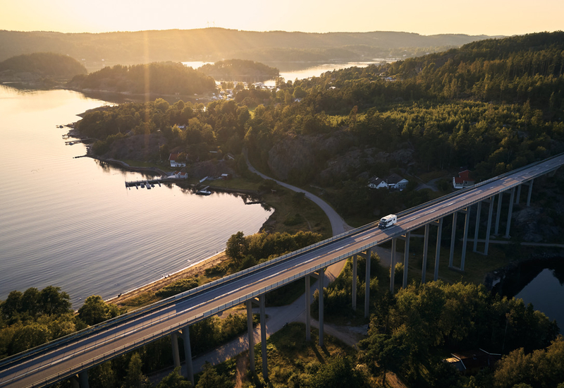 Husbil i vackert solljus.