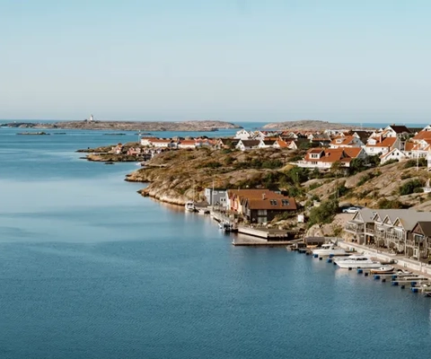 Ett vattendrag med en massa hus på.