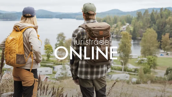 Några personer som står på toppen av en kulle.