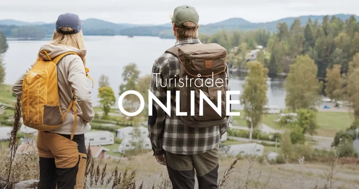 Några personer som står på toppen av en kulle.