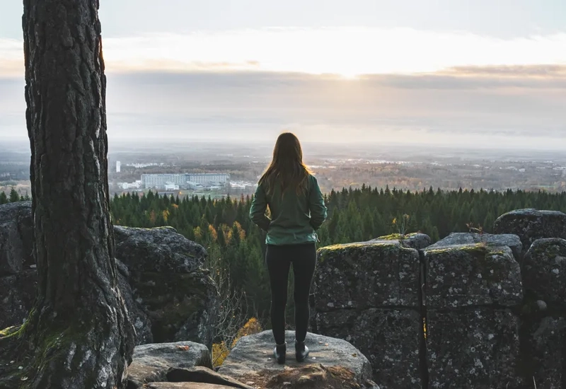 En person tittar ut från ett berg