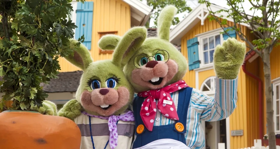 Några uppstoppade djur som står bredvid varandra.