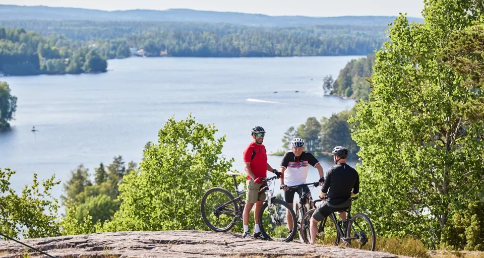 Grupp människor som cyklar.