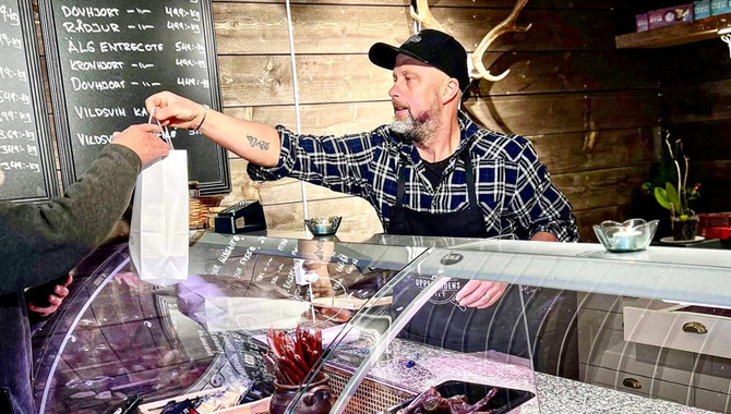 Man som säljer viltkött på Uppegårdens Vilt