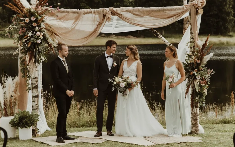 Några personer som står i gräset.