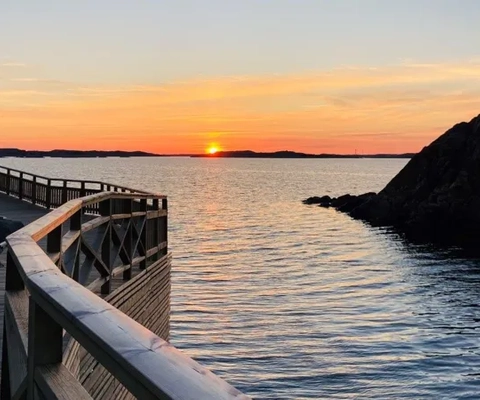 Brygga i solnedgång längs Västerhavspromenaden