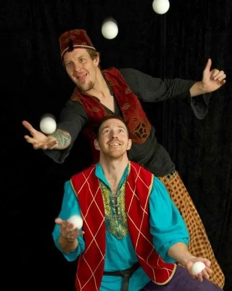 Knaster och Knas jonglerar med bollar.