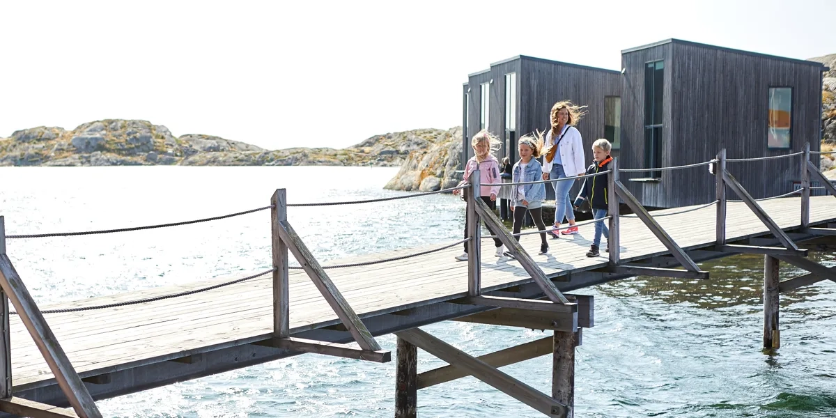 Familj besöker Nordiska Akvarellmuseet i Skärhamn