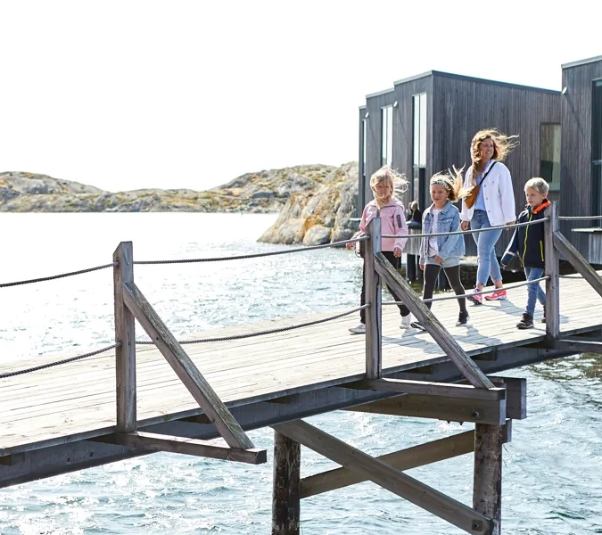 Familj besöker Nordiska Akvarellmuseet i Skärhamn