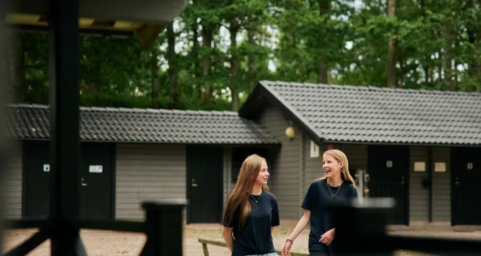 Några kvinnor som står bredvid varandra.