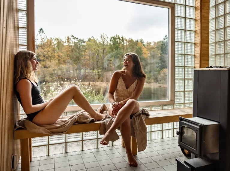 Människor som sitter i en bastu.