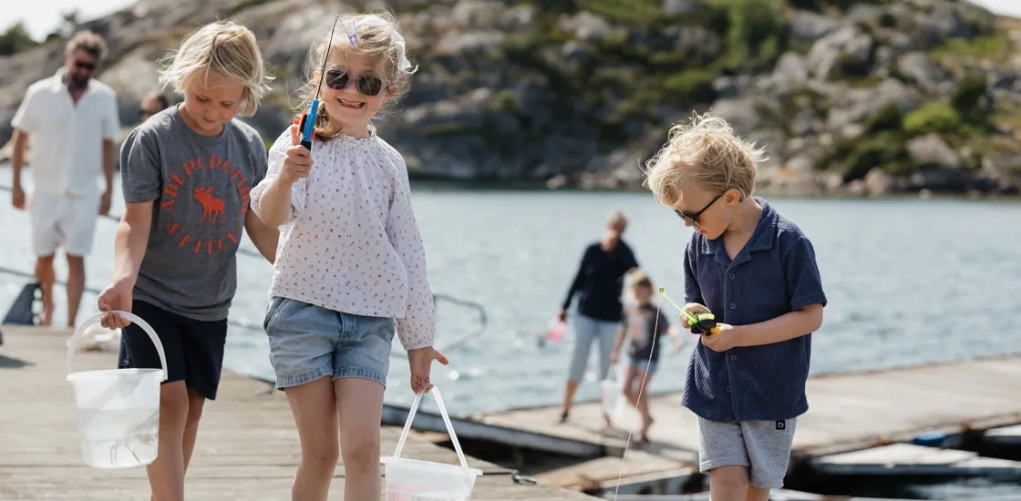 Barn som fiskar krabbor.