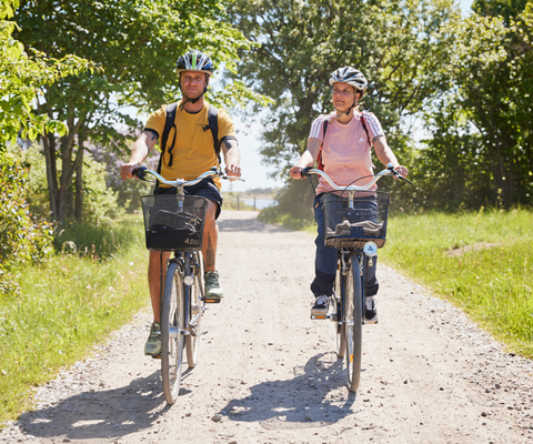 Två personer cyklar på en ö.