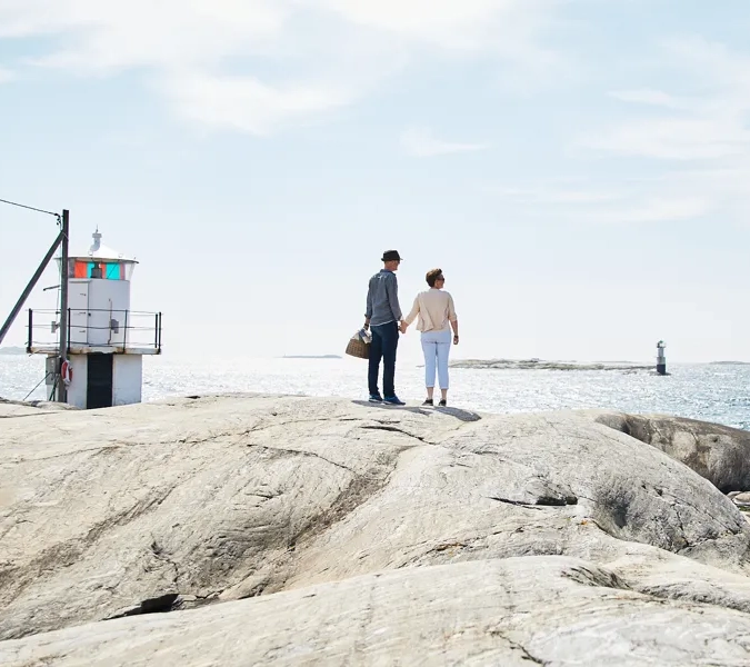 Par med picknick korg vid Hönö Klåva fyren