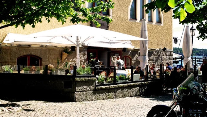 Uteservering en sommardag, Backlunds café