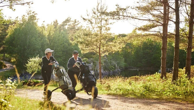 Några golfare som går på en stig.