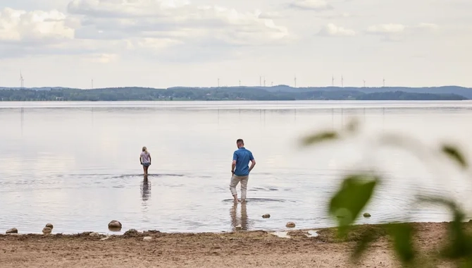 Några personer som står i vattnet.