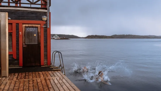 En grupp människor som simmar i havet.