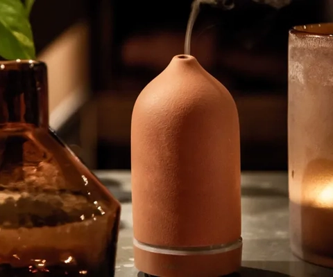 Et stearinlys som står på et bord.