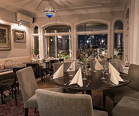 Foto av middagsdukning i en salong med stora fönster