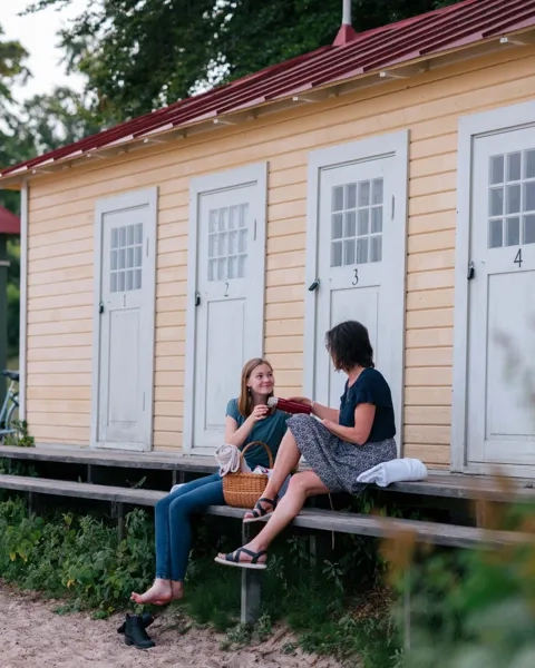 Kvinnor vid badhytterna i Hjo