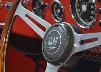 Närbild på en bilratt med Saabs logotyp