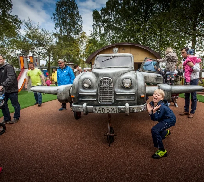 Barn som leker på en lekplats
