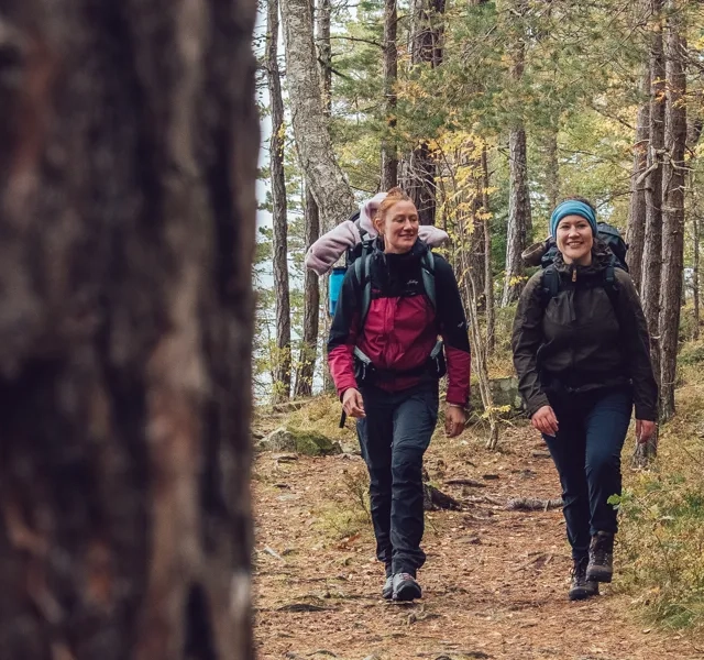 Kvinnor vandrar på Biosfärleden