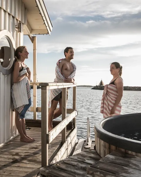 Människor njuter hos Kajkanten Vrångö