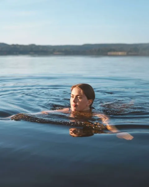 Simmande gäst i sjön Aspen, Aspenäs Herrgård