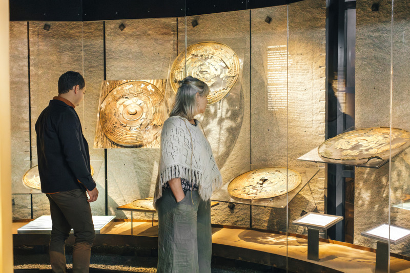 Museibesökare tittar på en historisk utställning.