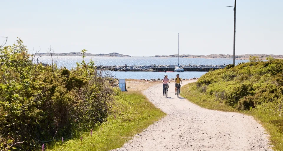 Två personer cyklar på en ö.