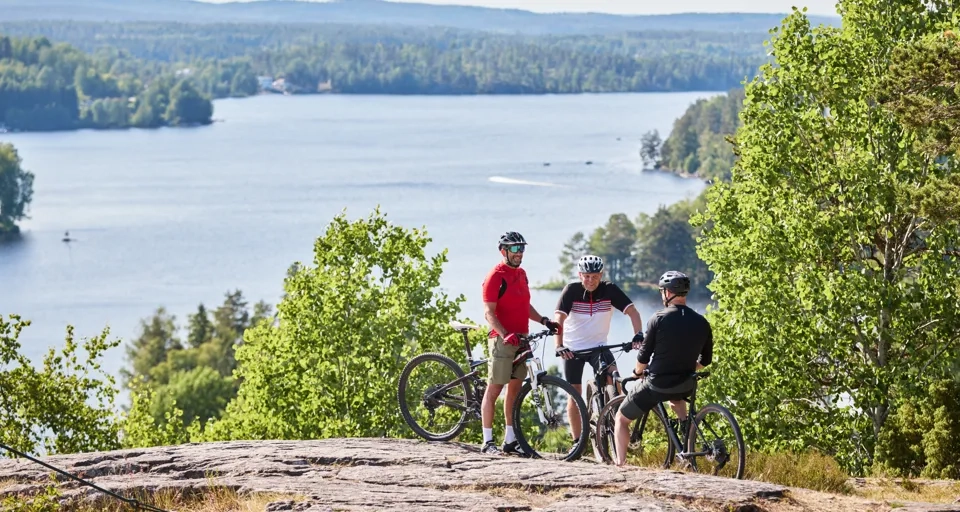 Grupp människor som cyklar.