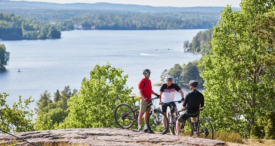 Grupp människor som cyklar.