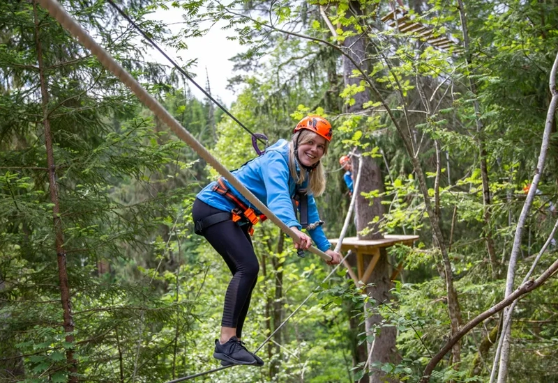 Tjej på höghöjsbana.